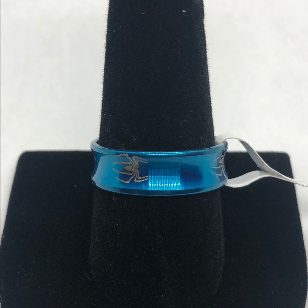 Men’s ring.